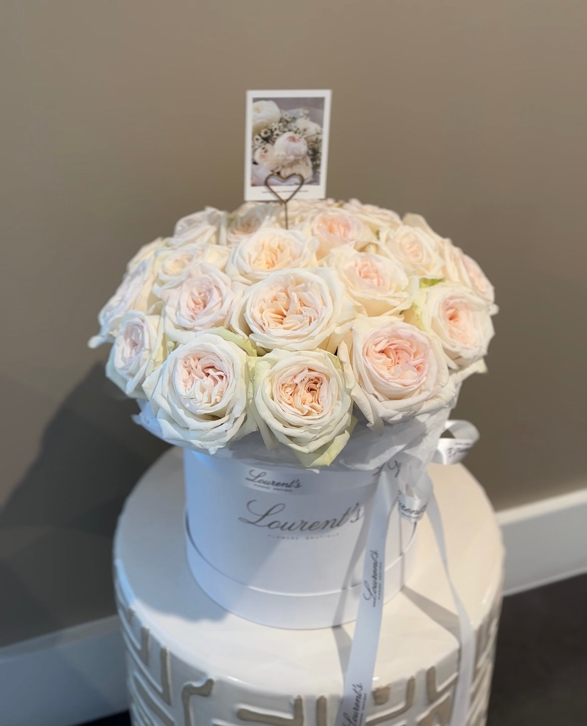 Flower box “Mono White O’hara roses”