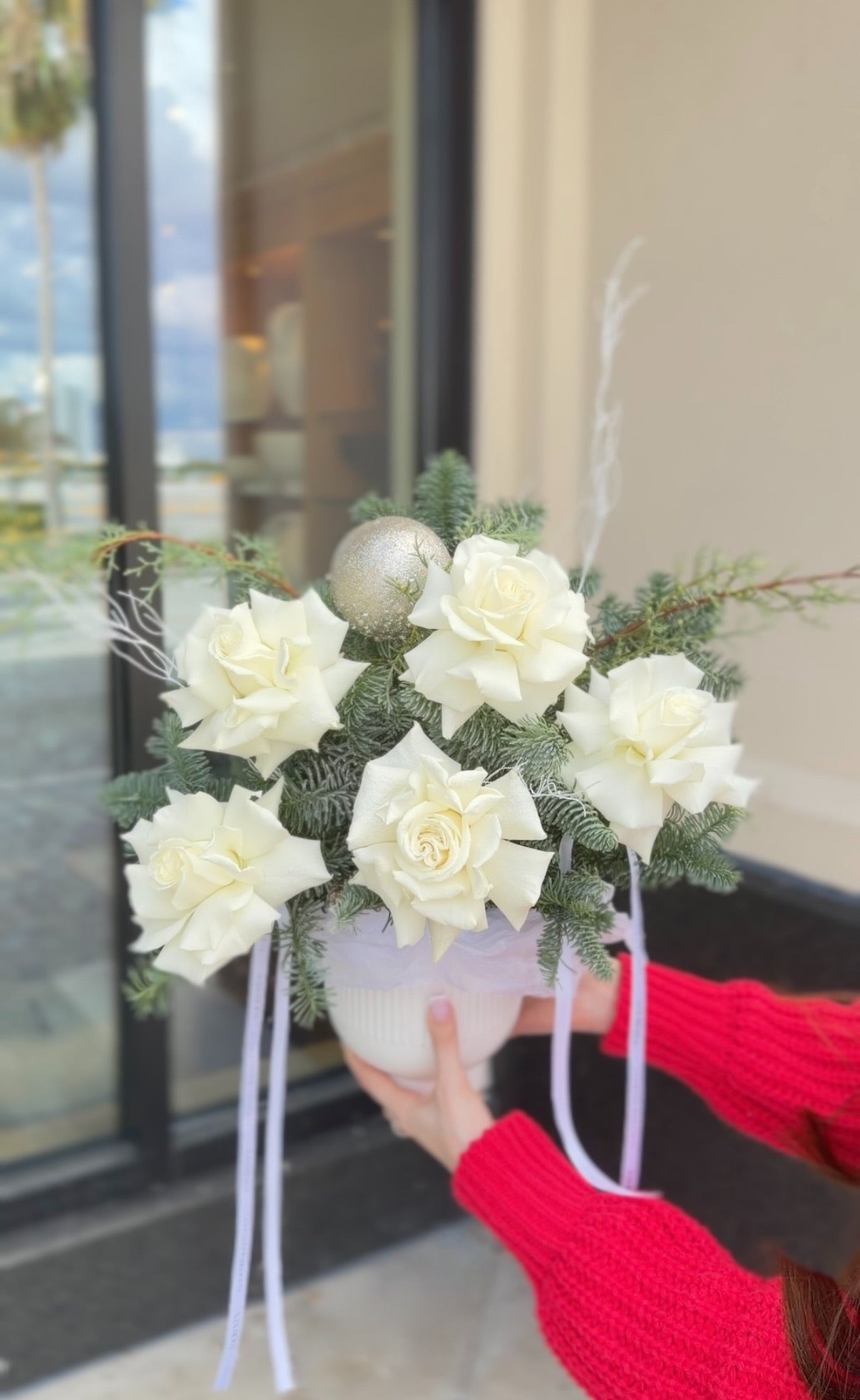 Christmas arrangement in a vase “White Christmas Bloom”