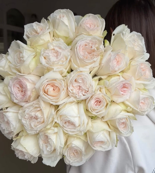 Bouquet White O’Hara roses