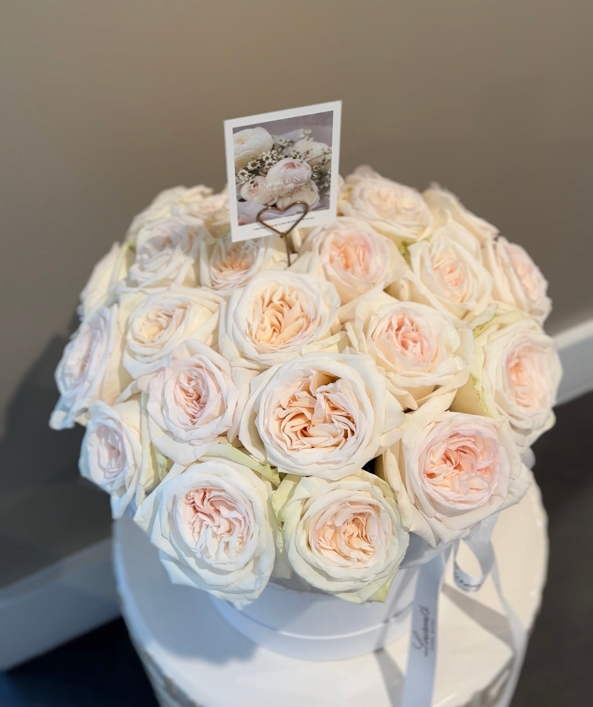 Flower box “Mono White O’hara roses”